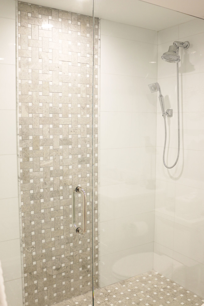 Esempio di una stanza da bagno con doccia costiera di medie dimensioni con ante in stile shaker, ante bianche, doccia alcova, piastrelle grigie, piastrelle in pietra, pavimento con piastrelle a mosaico e top in quarzo composito