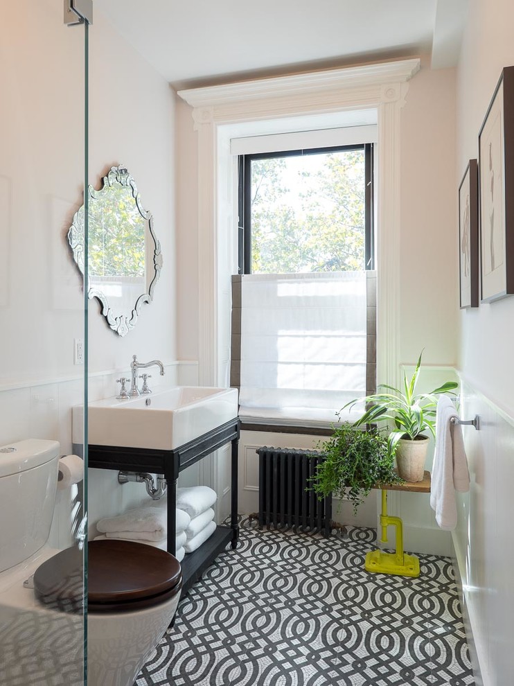 На фото: ванная комната в стиле неоклассика (современная классика) с белыми стенами и душевой кабиной