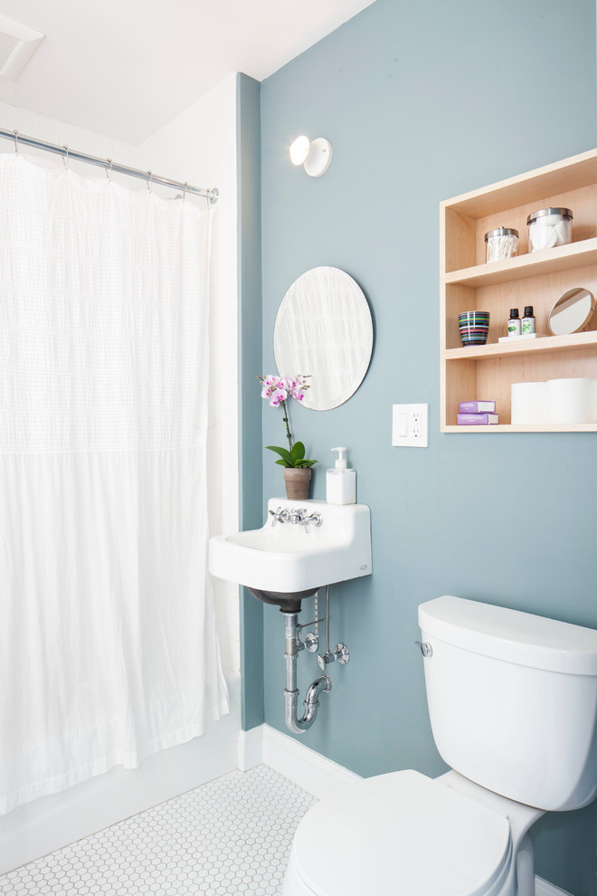 Ispirazione per una stanza da bagno classica con lavabo sospeso, vasca ad alcova, vasca/doccia, WC a due pezzi, pareti blu e pavimento con piastrelle a mosaico