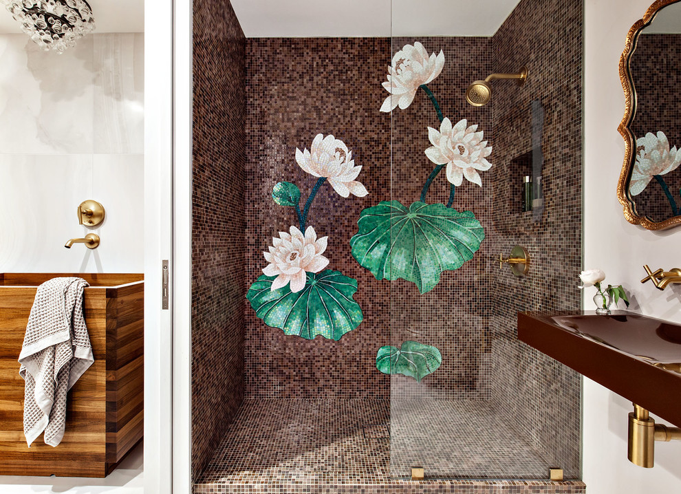 Идея дизайна: главная ванная комната среднего размера в современном стиле с плоскими фасадами, японской ванной, открытым душем, инсталляцией, разноцветной плиткой, стеклянной плиткой, бежевыми стенами, полом из керамогранита, подвесной раковиной и столешницей из дерева