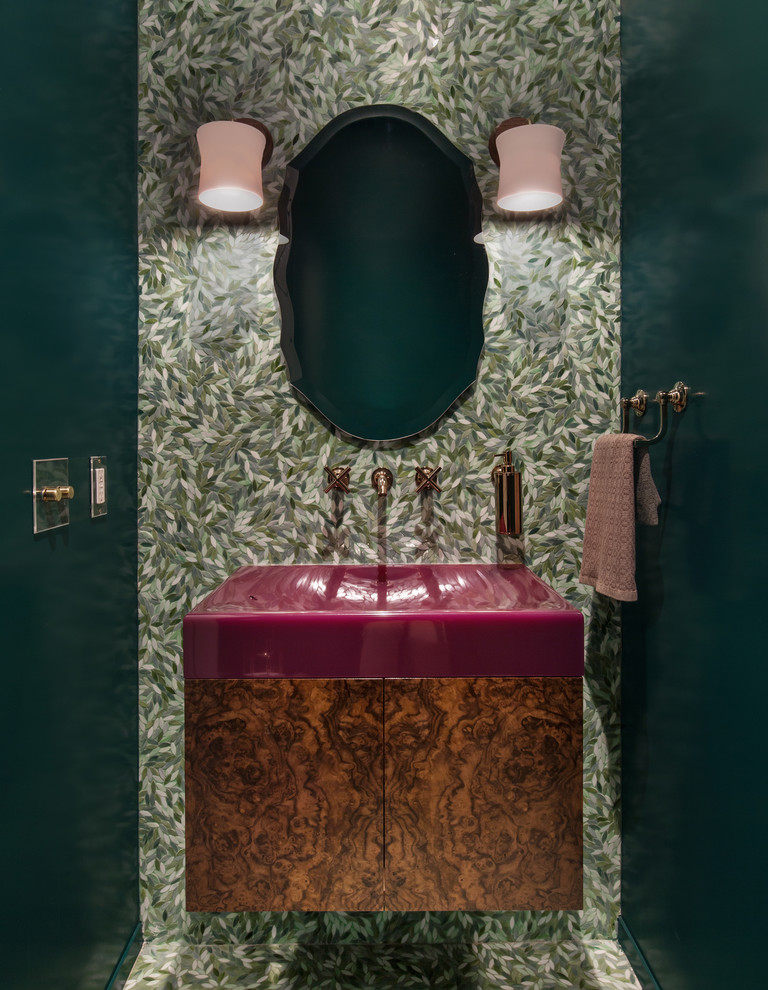 На фото: маленькая ванная комната в современном стиле с плоскими фасадами, фасадами цвета дерева среднего тона, инсталляцией, разноцветной плиткой, стеклянной плиткой, зелеными стенами, полом из мозаичной плитки, душевой кабиной, подвесной раковиной, столешницей из дерева, японской ванной и открытым душем для на участке и в саду с