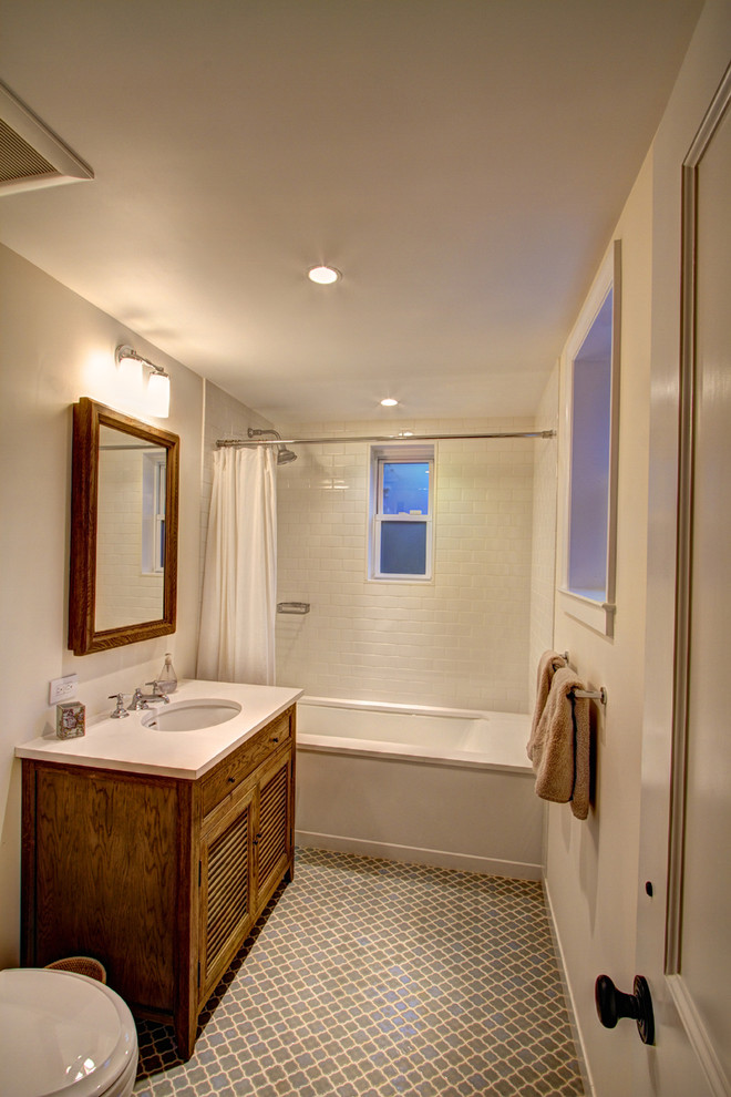 Immagine di una stanza da bagno classica con piastrelle a mosaico