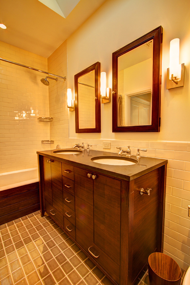 Esempio di una stanza da bagno classica con lavabo sottopiano, ante in legno bruno, top in quarzo composito, piastrelle beige, piastrelle diamantate e ante lisce