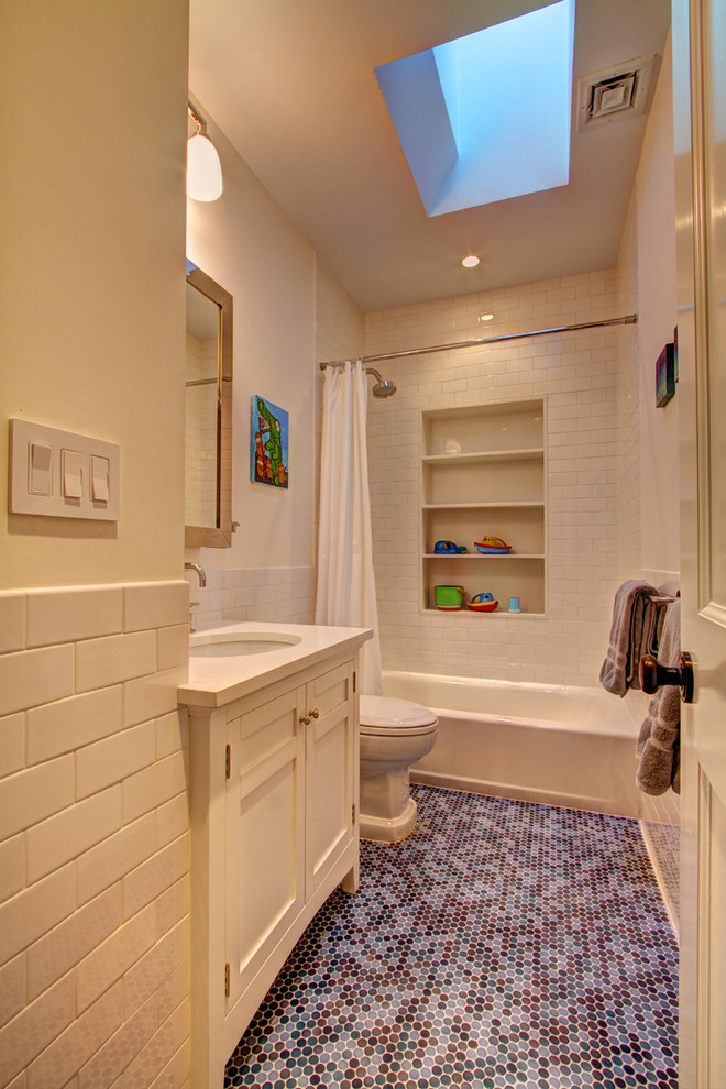 На фото: детская ванная комната в классическом стиле с врезной раковиной, фасадами в стиле шейкер, белыми фасадами, столешницей из искусственного кварца, ванной в нише, душем над ванной, унитазом-моноблоком, белой плиткой, плиткой кабанчик и фиолетовым полом