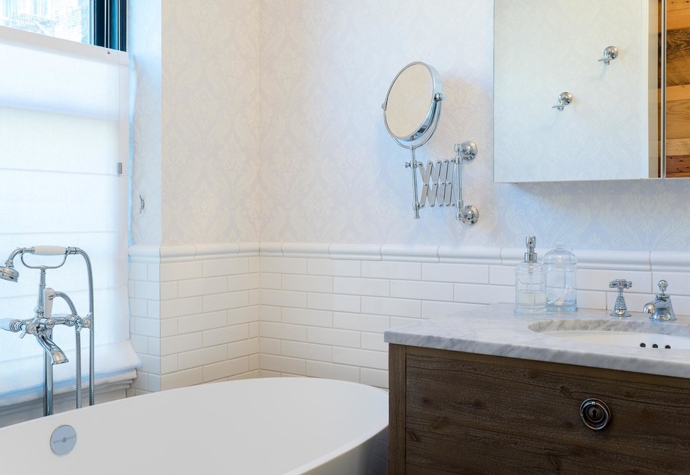 Ispirazione per una stanza da bagno chic con piastrelle bianche, piastrelle in gres porcellanato, vasca freestanding e pavimento in ardesia