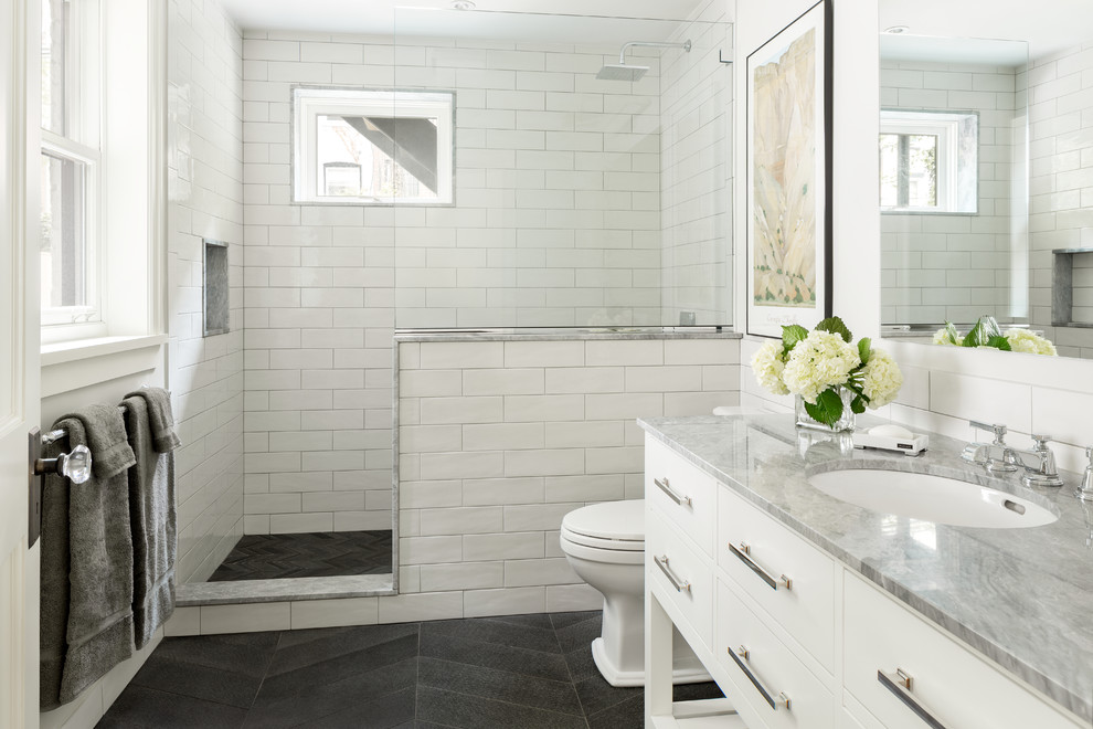 Idéer för ett klassiskt grå badrum, med vita skåp, en dusch i en alkov, vit kakel, tunnelbanekakel, vita väggar, ett undermonterad handfat, svart golv, med dusch som är öppen och släta luckor