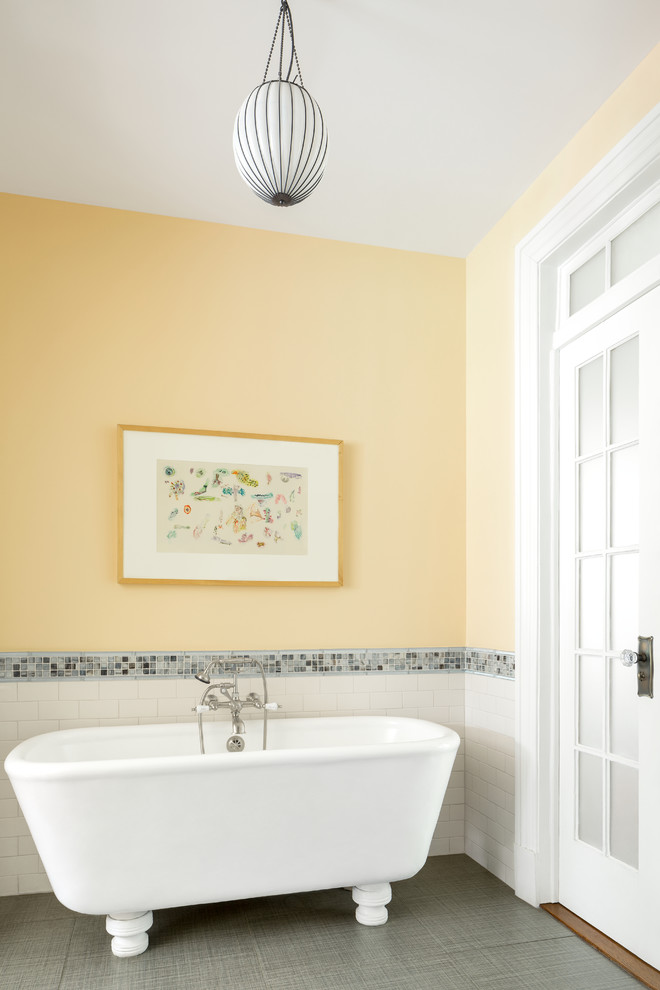 Идея дизайна: ванная комната в стиле неоклассика (современная классика) с отдельно стоящей ванной, белой плиткой, плиткой кабанчик, желтыми стенами и серым полом