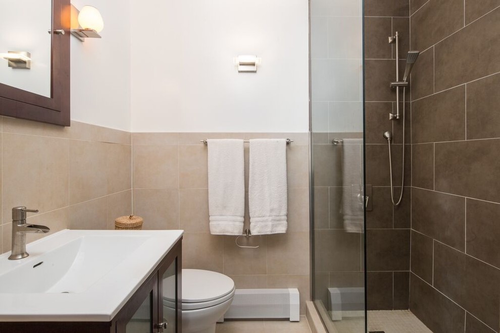 Idee per una piccola stanza da bagno con doccia moderna con ante di vetro, ante in legno bruno, doccia ad angolo, WC monopezzo, piastrelle grigie, piastrelle in ceramica, pareti bianche, lavabo a consolle e top in quarzite