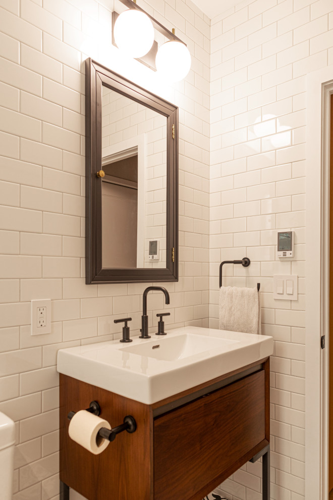 Aménagement d'une petite douche en alcôve principale rétro en bois brun avec un placard à porte plane, une baignoire en alcôve, WC séparés, un carrelage blanc, des carreaux de céramique, un mur blanc, un sol en marbre, un lavabo intégré, un sol blanc et un plan de toilette blanc.
