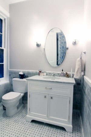 Idéer för små vintage en-suite badrum, med ett undermonterad handfat, möbel-liknande, vita skåp, marmorbänkskiva, en dusch i en alkov, en toalettstol med separat cisternkåpa, grå kakel, stenkakel, vita väggar och mosaikgolv