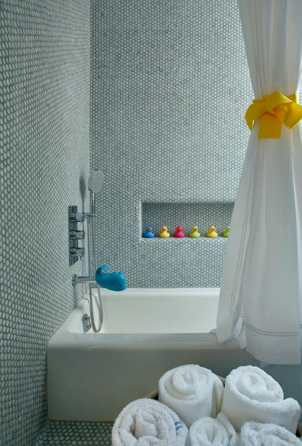 На фото: детская ванная комната среднего размера в стиле неоклассика (современная классика) с ванной в нише, синей плиткой, плиткой мозаикой, синими стенами и полом из керамической плитки с