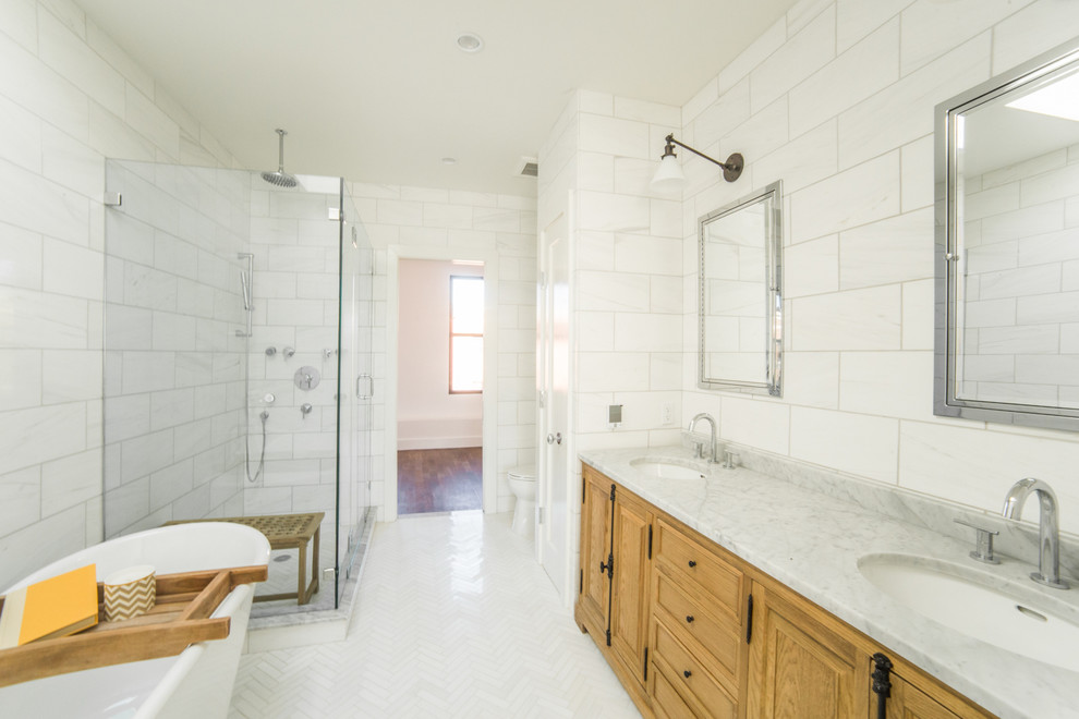 На фото: ванная комната в классическом стиле с фасадами цвета дерева среднего тона, угловым душем, белой плиткой и врезной раковиной