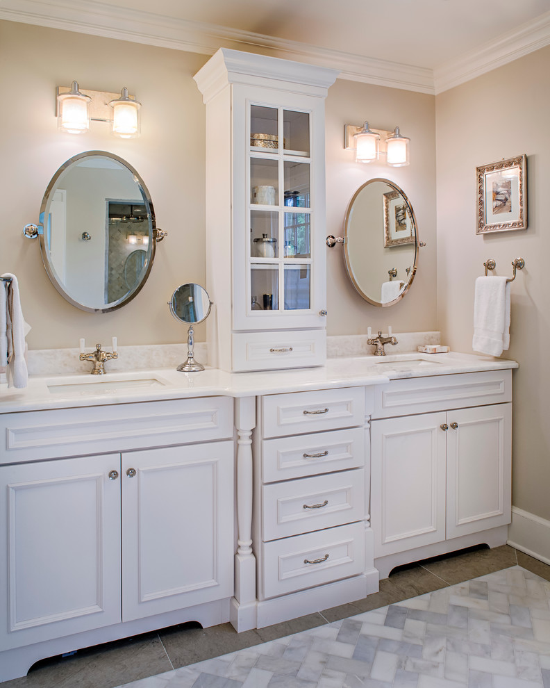 Immagine di una stanza da bagno padronale country di medie dimensioni con ante in stile shaker, ante bianche, piastrelle blu, pareti beige, pavimento in marmo e top in granito