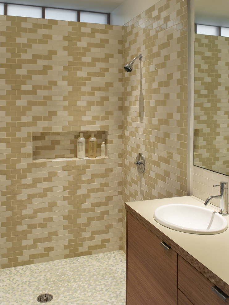 На фото: ванная комната в современном стиле с душем без бортиков и окном с