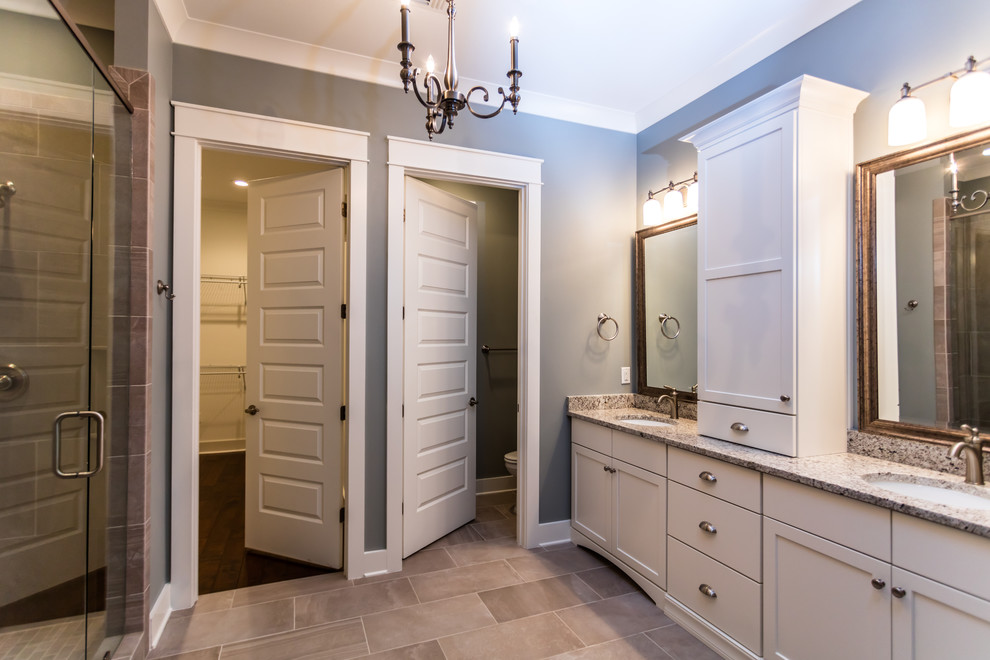 Foto di una stanza da bagno padronale chic con lavabo sottopiano, ante in stile shaker, ante bianche e pareti blu