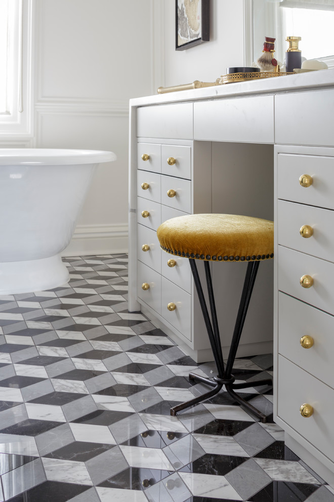 Foto på ett mellanstort eklektiskt badrum, med släta luckor, grå skåp, ett fristående badkar, en toalettstol med hel cisternkåpa, klinkergolv i keramik, ett undermonterad handfat, marmorbänkskiva och flerfärgat golv