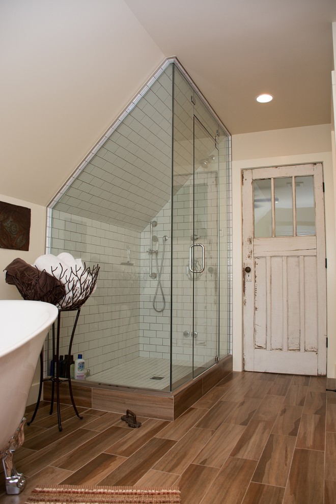 Exemple d'une douche en alcôve principale éclectique de taille moyenne avec une baignoire sur pieds, un carrelage blanc, un carrelage métro, un sol en carrelage de porcelaine, un placard en trompe-l'oeil et un mur beige.