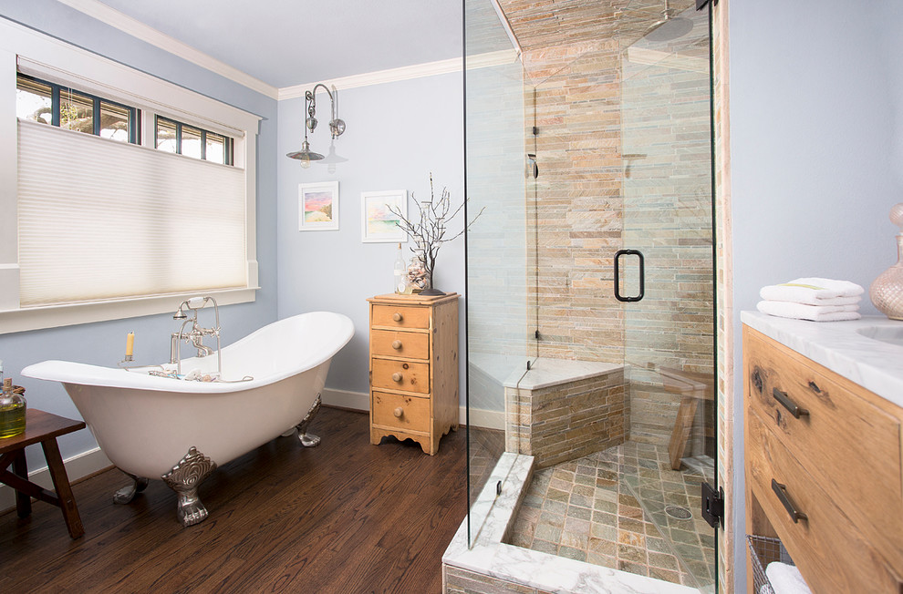 Idées déco pour une salle de bain montagne en bois brun avec un placard à porte plane, une baignoire sur pieds, une douche d'angle, un carrelage beige, un mur bleu et parquet foncé.