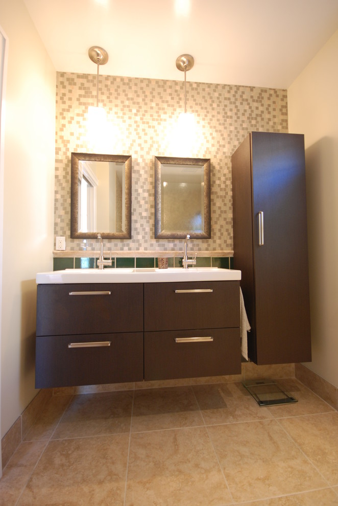 Ejemplo de cuarto de baño actual de tamaño medio con lavabo integrado, puertas de armario de madera en tonos medios, ducha empotrada y sanitario de dos piezas
