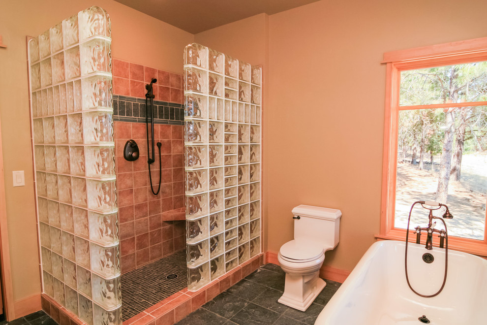 Inredning av ett amerikanskt mellanstort en-suite badrum, med ett badkar med tassar, en dusch i en alkov, en toalettstol med hel cisternkåpa, grå kakel, beige väggar och skiffergolv