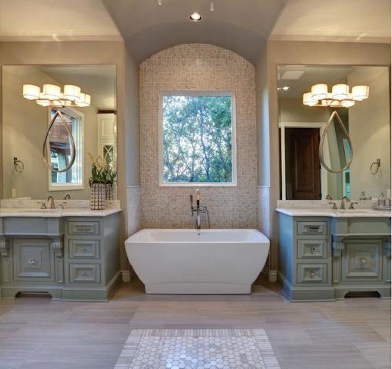 Inspiration för ett stort vintage en-suite badrum, med gröna skåp, ett fristående badkar, beige kakel, mosaik, beige väggar, klinkergolv i porslin, beiget golv och luckor med infälld panel