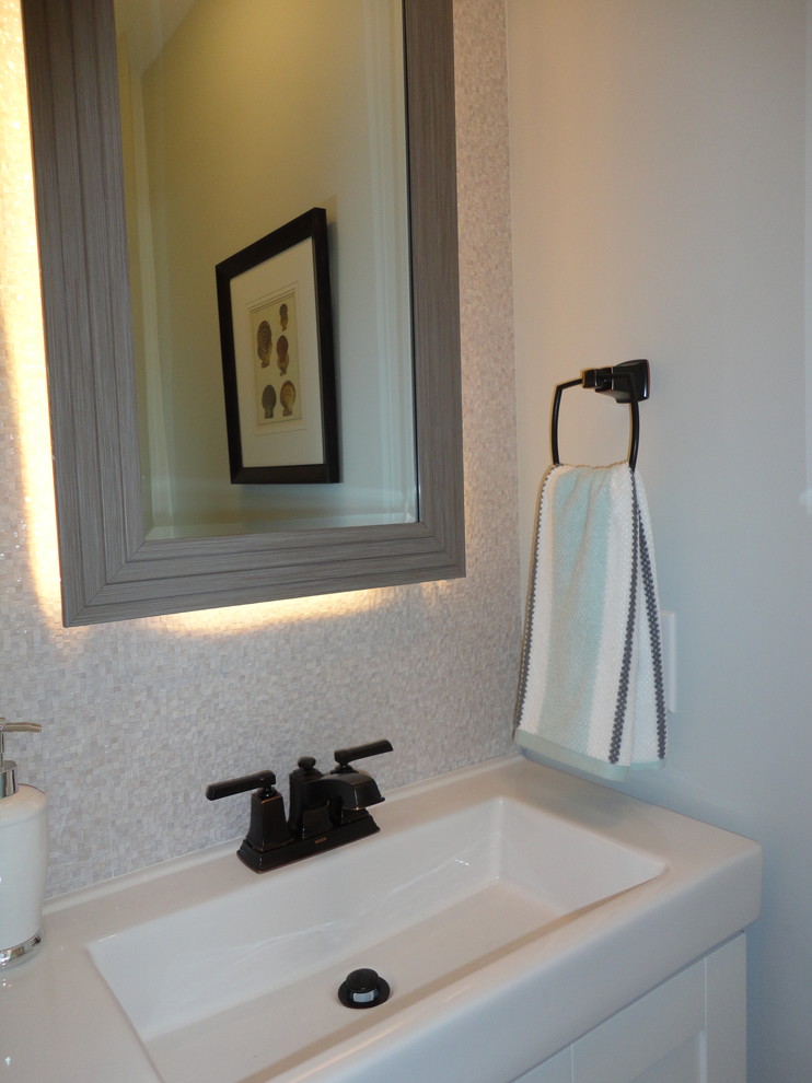 Foto di una piccola stanza da bagno con doccia tradizionale con lavabo integrato, piastrelle grigie, piastrelle a mosaico e pareti bianche