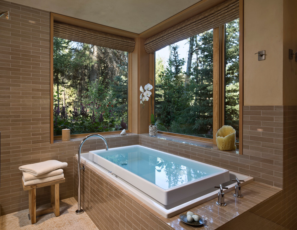 Cette photo montre une salle de bain principale éclectique de taille moyenne avec une baignoire posée, un mur beige et un sol en carrelage de terre cuite.