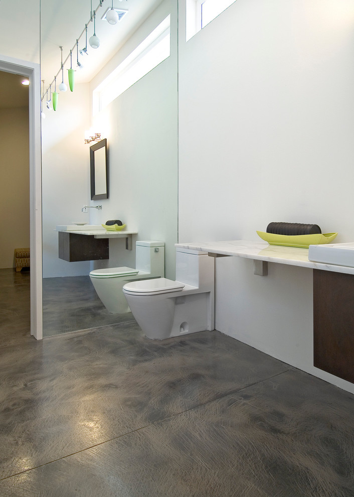 Exempel på ett modernt badrum, med marmorbänkskiva och ett fristående handfat
