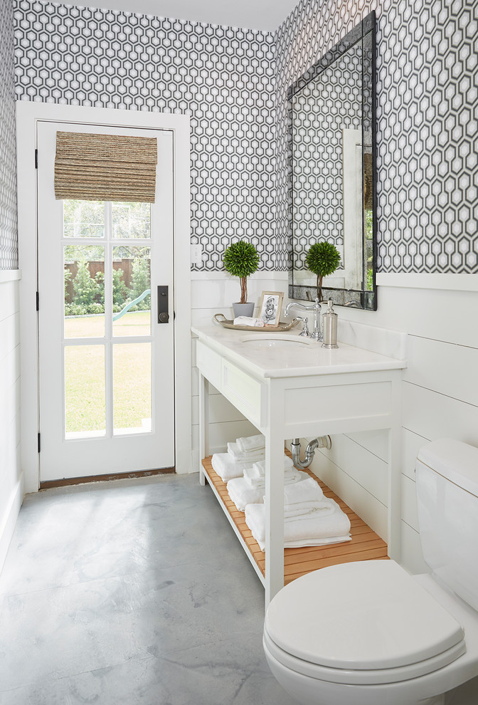 Inspiration för ett lantligt badrum, med vita skåp, en toalettstol med separat cisternkåpa, flerfärgade väggar, ett undermonterad handfat, grått golv och luckor med infälld panel