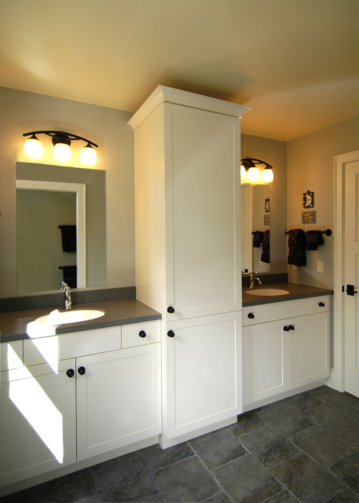 Foto de cuarto de baño de estilo americano con armarios con paneles empotrados, puertas de armario blancas y paredes grises