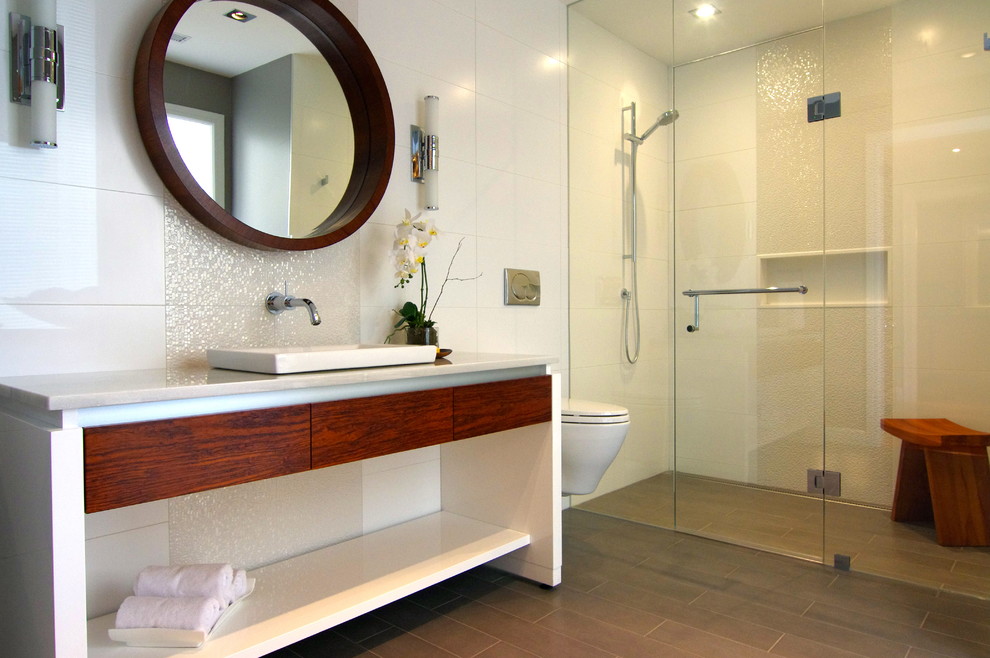 Idee per una stanza da bagno contemporanea con lavabo a bacinella e WC sospeso
