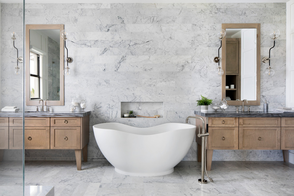 Inspiration för ett vintage grå grått badrum, med marmorkakel, marmorgolv, skåp i mellenmörkt trä, ett fristående badkar, grå kakel, ett undermonterad handfat, grått golv och skåp i shakerstil