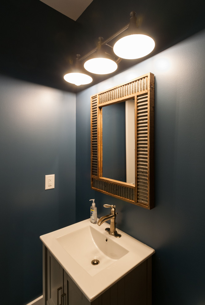 リッチモンドにある低価格の小さなコンテンポラリースタイルのおしゃれなトイレ・洗面所 (レイズドパネル扉のキャビネット、白いキャビネット、分離型トイレ、茶色い壁、濃色無垢フローリング、一体型シンク、茶色い床) の写真