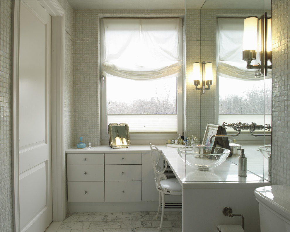 На фото: главная ванная комната среднего размера в современном стиле с плиткой мозаикой, плоскими фасадами, белыми фасадами, белой плиткой, мраморным полом, настольной раковиной, столешницей из искусственного кварца, серым полом и белой столешницей с