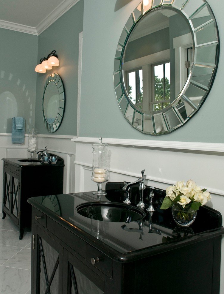 ローリーにあるトラディショナルスタイルのおしゃれな浴室の写真