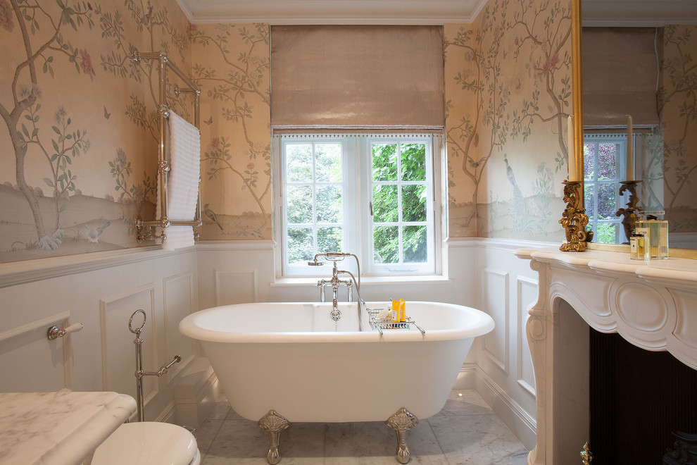 Inredning av ett klassiskt badrum, med ett badkar med tassar och flerfärgade väggar