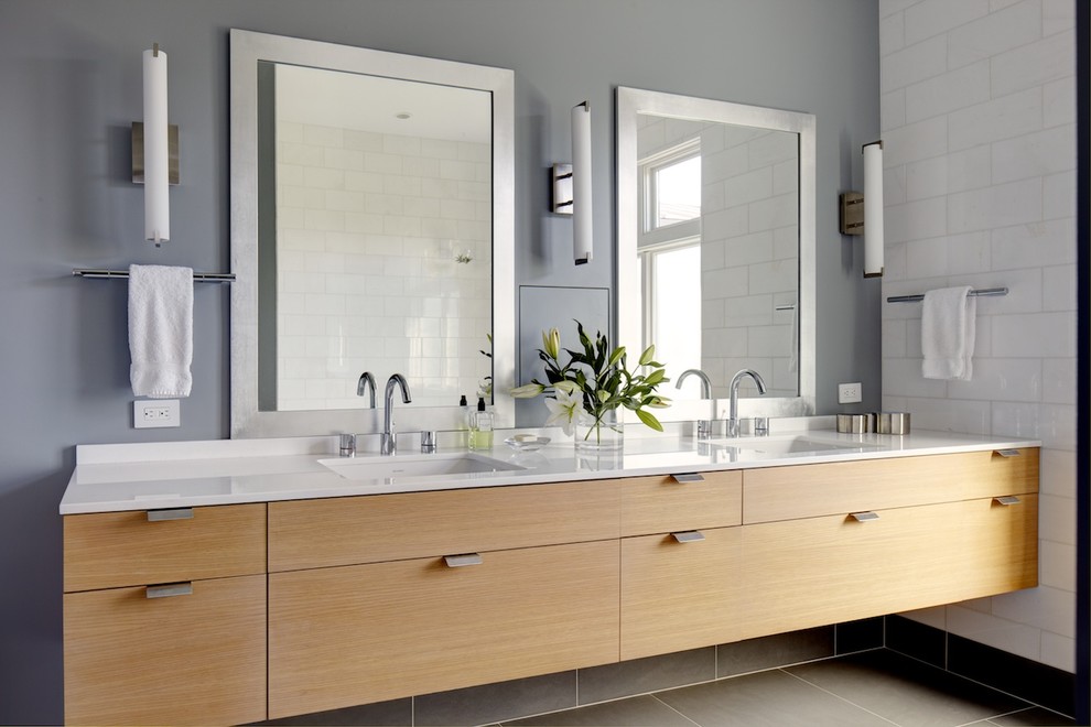 Inspiration för ett funkis badrum, med släta luckor, skåp i ljust trä och grå väggar
