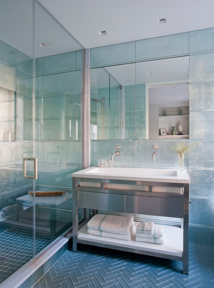 Свежая идея для дизайна: ванная комната в современном стиле с раковиной с несколькими смесителями, душем в нише, открытыми фасадами, синей плиткой и стеклянной плиткой - отличное фото интерьера