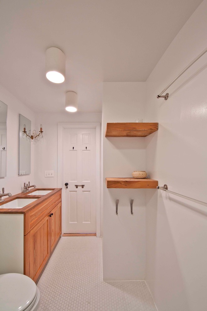 На фото: ванная комната в современном стиле с столешницей из дерева с