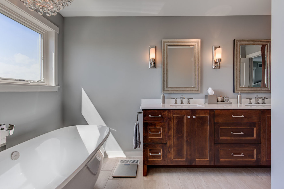 Exemple d'une salle de bain principale tendance en bois foncé de taille moyenne avec un lavabo encastré, un placard avec porte à panneau encastré, un plan de toilette en quartz modifié, une baignoire indépendante, une douche d'angle, un carrelage gris, des carreaux de céramique, un mur gris et un sol en carrelage de céramique.