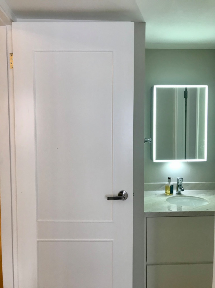 Diseño de cuarto de baño único y a medida actual pequeño con armarios con paneles lisos, puertas de armario blancas, paredes grises, lavabo bajoencimera, encimera de cuarzo compacto y encimeras grises