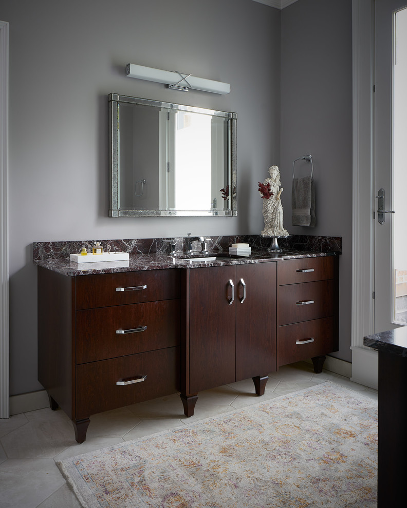 Klassisk inredning av ett stort röd rött en-suite badrum, med släta luckor, skåp i mellenmörkt trä, ett fristående badkar, en dubbeldusch, en toalettstol med separat cisternkåpa, grå kakel, keramikplattor, grå väggar, klinkergolv i porslin, ett undermonterad handfat, marmorbänkskiva, grått golv och dusch med gångjärnsdörr