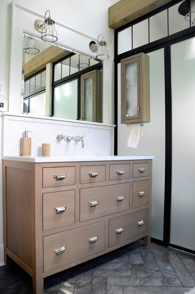Inspiration för ett mellanstort vintage en-suite badrum, med ett undermonterad handfat, möbel-liknande, skåp i ljust trä, marmorbänkskiva, stenkakel, vita väggar och marmorgolv