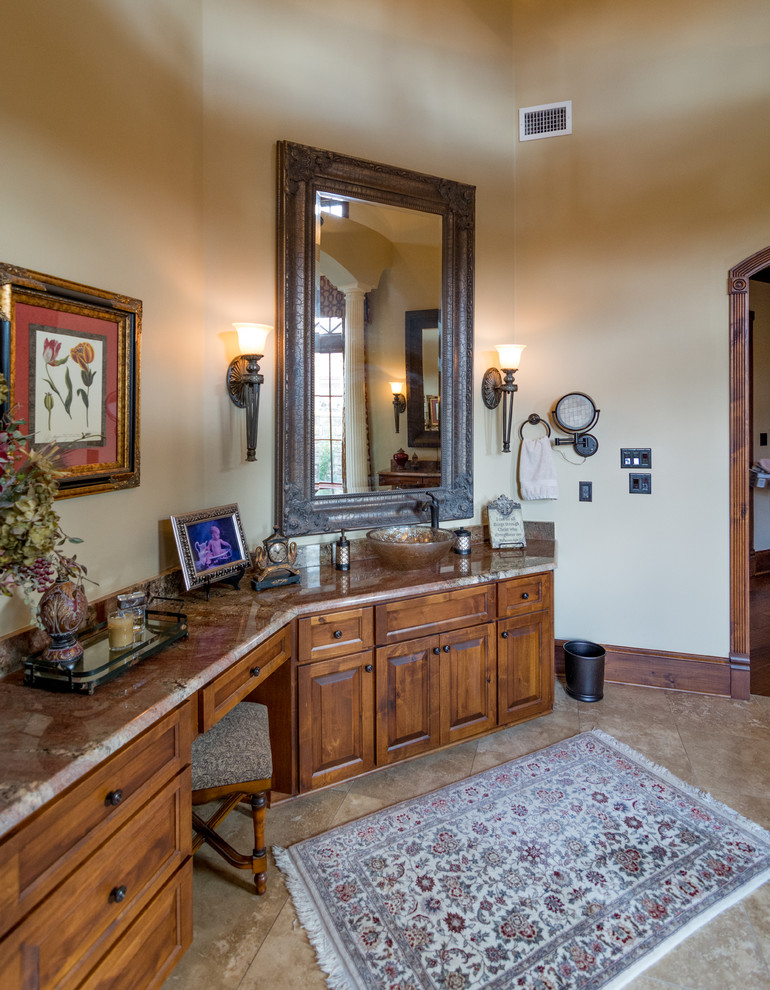 Пример оригинального дизайна: большая главная ванная комната в средиземноморском стиле с фасадами с выступающей филенкой, фасадами цвета дерева среднего тона, бежевыми стенами, полом из керамической плитки и настольной раковиной