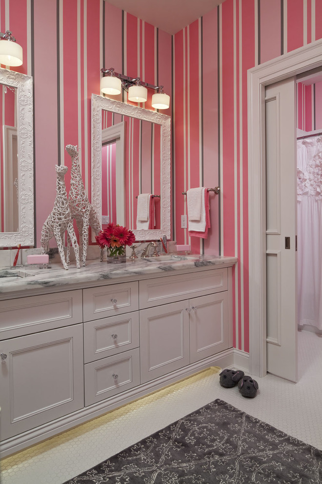 Пример оригинального дизайна: большая детская ванная комната в стиле неоклассика (современная классика) с мраморной столешницей, розовыми стенами, врезной раковиной, фасадами с утопленной филенкой, белыми фасадами и полом из мозаичной плитки