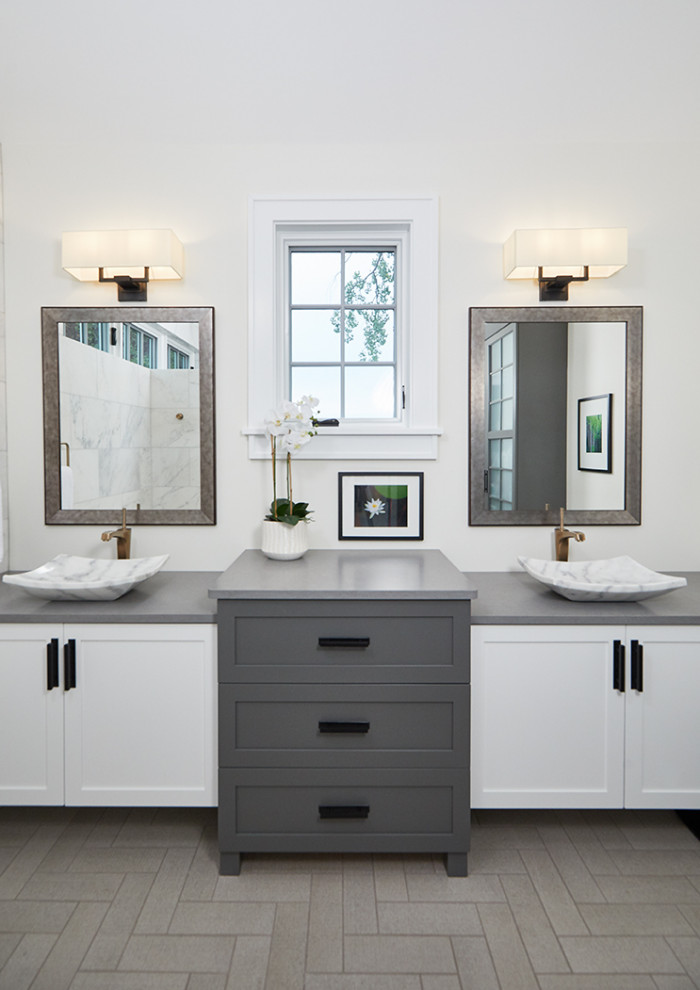 Idéer för att renovera ett vintage grå grått en-suite badrum, med skåp i shakerstil, vita skåp, en öppen dusch, vit kakel, marmorkakel, vita väggar, ett fristående handfat, grått golv och med dusch som är öppen
