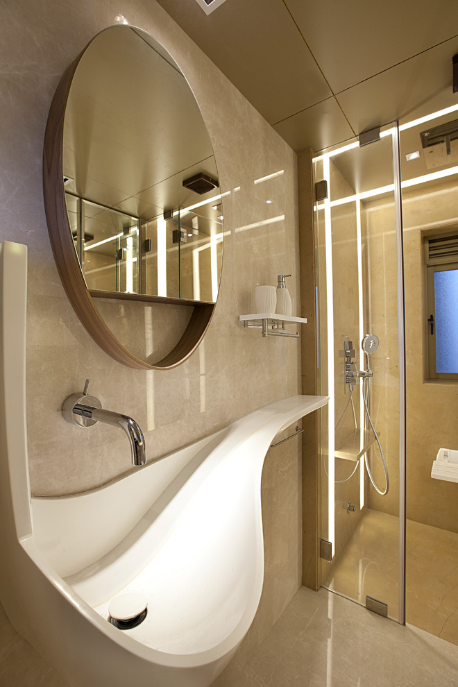 Inredning av ett modernt mellanstort badrum, med en kantlös dusch, beige kakel och ett väggmonterat handfat