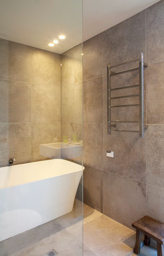 Inspiration for a modern bathroom remodel in Auckland