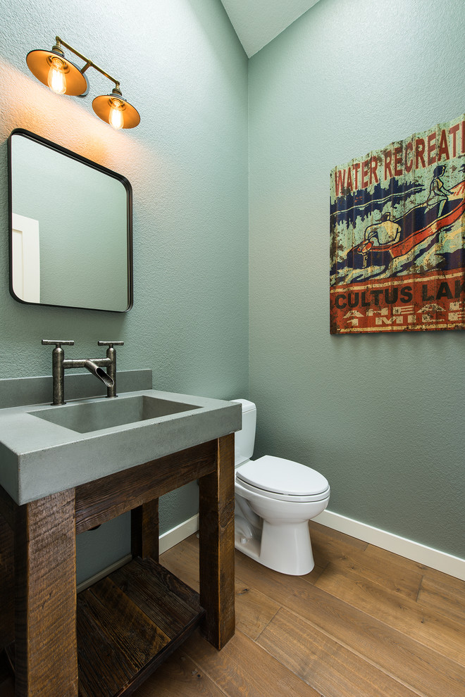 Mittelgroßes Modernes Duschbad mit Wandtoilette mit Spülkasten, grauer Wandfarbe, braunem Holzboden, Waschtischkonsole und Mineralwerkstoff-Waschtisch in Sonstige
