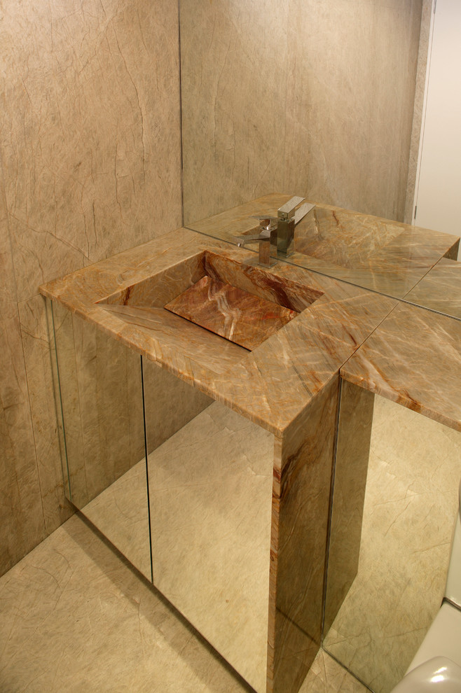 Idéer för ett badrum med dusch, med ett integrerad handfat, luckor med glaspanel, marmorbänkskiva, brun kakel, glaskakel, bruna väggar och en toalettstol med hel cisternkåpa